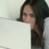 Megan Fox, face à son ordinateur, dans la publicité Acer.