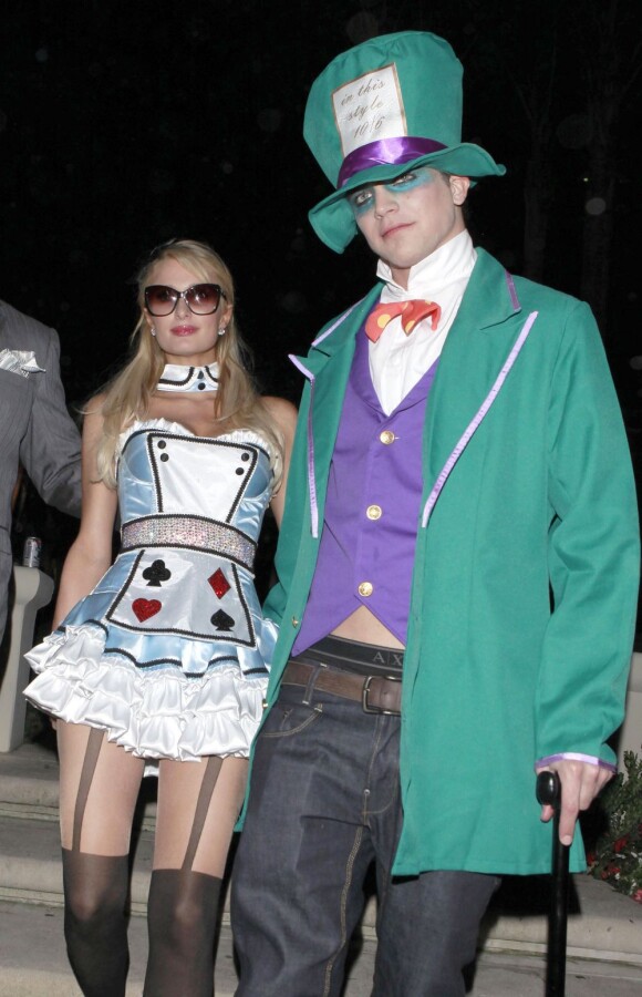 Paris Hilton et son compagnon River Viiperi, ultra lookés à Beverly Hills le 26 octobre 2012.
