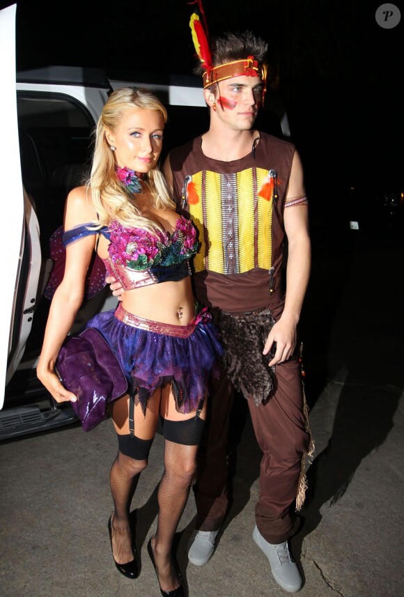 Paris Hilton et son chéri River Viiperi se rendent à la soirée Halloween au manoir Playboy à Beverly Hills le 27 octobre 2012.