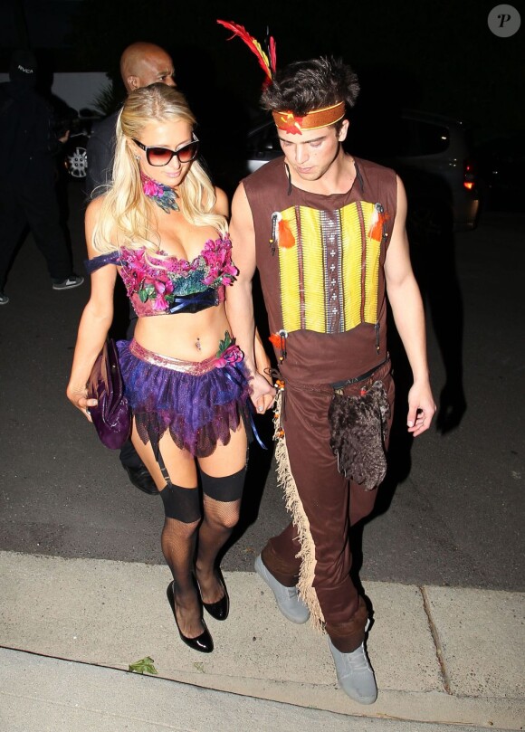 Paris Hilton et River Viiperi à la soirée Halloween au manoir Playboy à Beverly Hills le 27 octobre 2012.