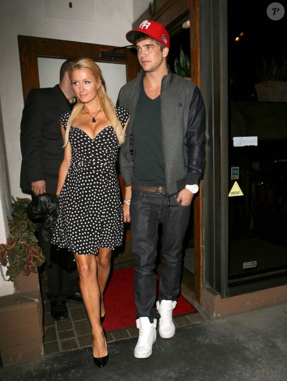 Paris Hilton et River Viiperi sortent du restaurant Madeo à West Hollywood le 30 octobre 2012