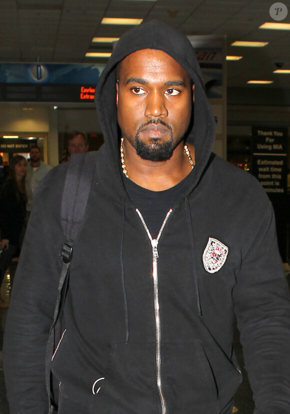 Kanye West arrive a l'aéroport de Miami, le 31 octobre 2012.