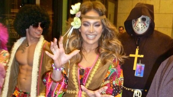 Jennifer Lopez : Look hippie fleuri pour elle et son chéri musclé Casper Smart