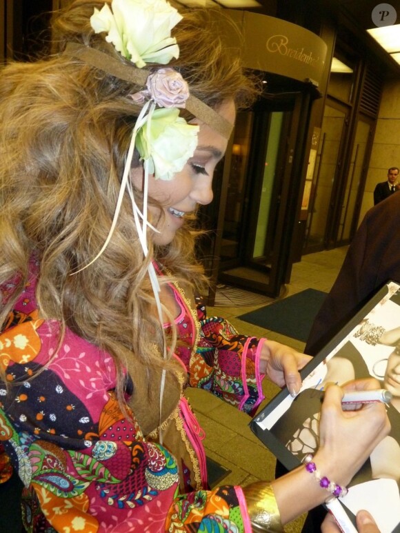 Jennifer Lopez signe des autographes à Oberhausen, en Allemagne, le 31 octobre 2012.