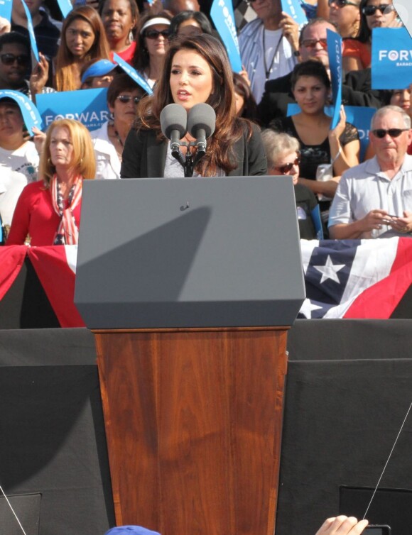 Eva Longoria en plein discours pour soutenir Barack Obama. Le 1er novembre 2012 à Las vegas