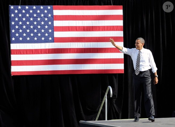 Barack Obama arrive sur la scène pour prononcer son discours à Las Vegas le 1er novembre 2012