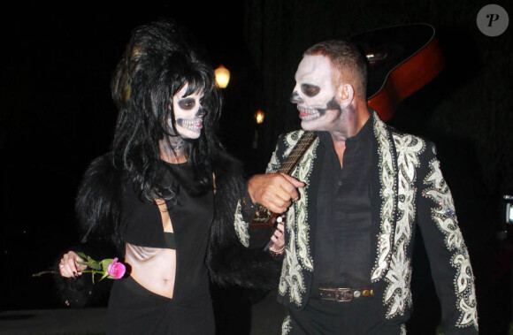 Christian Audigier et sa compagne Nathalie Sorensen, déguisés, se rendent à la soiree d'Halloween de Rihanna au Manoir Greystone à West Hollywood, le 31 octobre 2012.