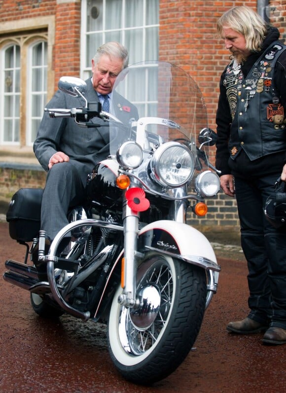 Le prince Charles à moto lors de sa rencontre le 1er novembre 2012 avec des membres de la branche des motards de la Royal British Legion à Clarence House, dans le cadre du London Poppy Day pour le Poppy Appeal.