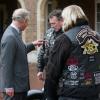 Le prince Charles rencontrant le 1er novembre 2012 des membres de la branche des motards de la Royal British Legion à Clarence House, dans le cadre du London Poppy Day pour le Poppy Appeal.