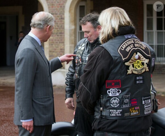 Le prince Charles rencontrant le 1er novembre 2012 des membres de la branche des motards de la Royal British Legion à Clarence House, dans le cadre du London Poppy Day pour le Poppy Appeal.