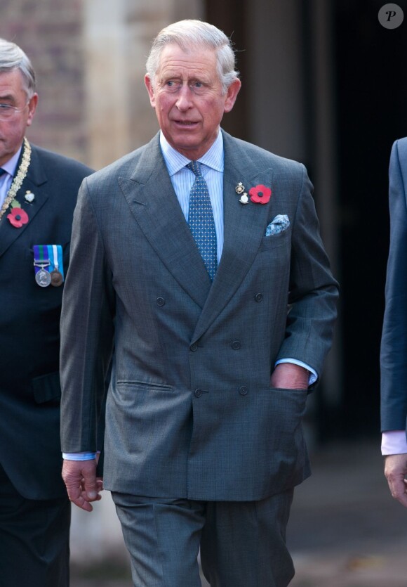 Le prince Charles rencontrant le 1er novembre 2012 des membres de la branche des motards de la Royal British Legion à Clarence House, dans le cadre du London Poppy Day pour le Poppy Appeal.