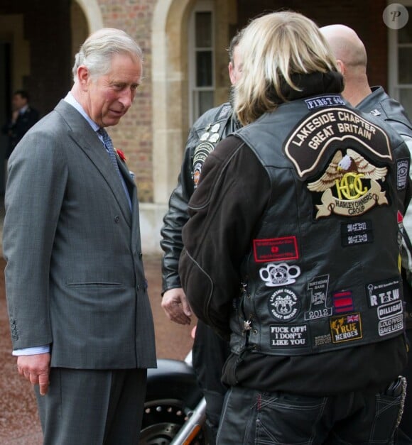 Le prince Charles rencontrant le 1er novembre 2012 des membres de la branche des motards de la Royal British Legion à Clarence House, dans le cadre du London Poppy Day pour le Poppy Appeal.