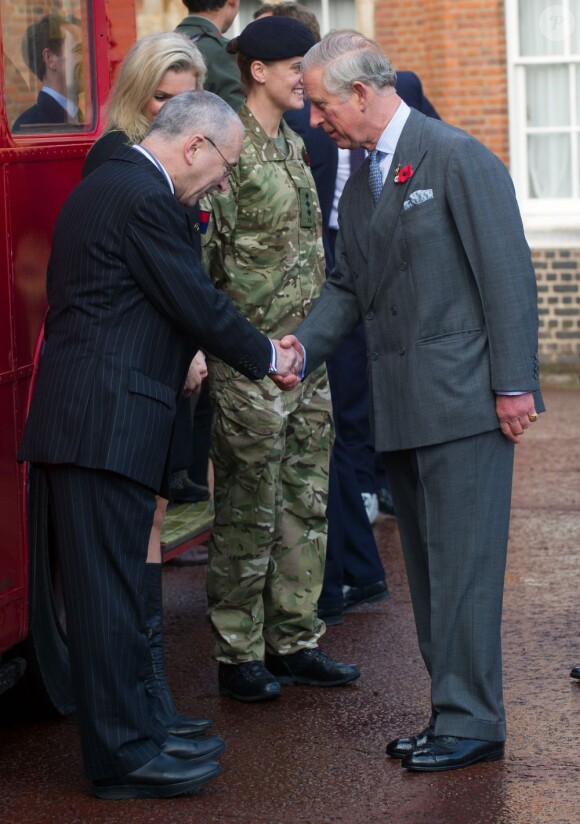 Le prince Charles rencontrant le 1er novembre 2012 des membres de la branche des motards de la Royal British Legion à Clarence House, dans le cadre du London Poppy Day pour le Poppy Appeal.