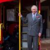 Le prince Charles rencontrant le 1er novembre 2012 à Clarence House des bénévoles du bus rouge du London Poppy Day pour le Poppy Appeal.