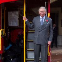 Prince Charles : Kidnappé dans un bus et coquelicot au vent à moto