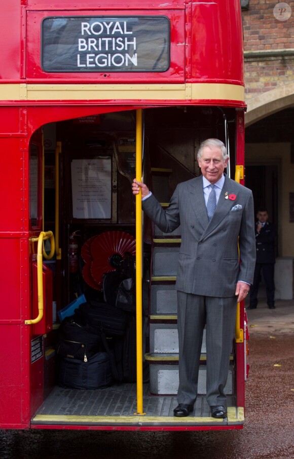 Le prince Charles rencontrant le 1er novembre 2012 à Clarence House des bénévoles du bus rouge du London Poppy Day pour le Poppy Appeal.