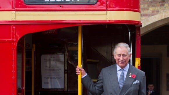 Prince Charles : Kidnappé dans un bus et coquelicot au vent à moto