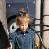 Honor, une petite fille à croquer, en compagnie de ses parents Jessica Alba et Cash Warren et sa petite soeur Haven à West Hollywood le 3 novembre 2012