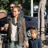 Jessica Alba, Cash Warren et leurs filles Honor et Haven vont prendre leur petit déjeuner au restaurant le Pain Quotidien à West Hollywood le 3 novembre 2012