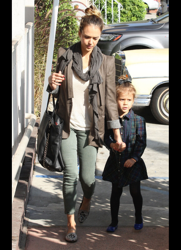Jessica Alba et sa fille Honor vont prendre leur petit déjeuner au restaurant le Pain Quotidien à West Hollywood le 3 novembre 2012