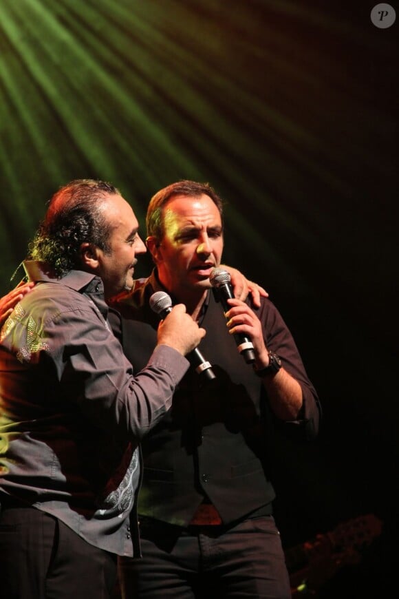 Chico Castillo et Nikos Aliagas en duo lors du concert événement du premier à l'Olympia, le 31 octobre 2012 à Paris