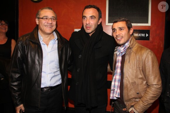 Nikos Aliagas entre Brahim Asloum et Louis Acariès lors du concert de Chico Castillo le 31 octobre 2012 à l'Olympia à Paris