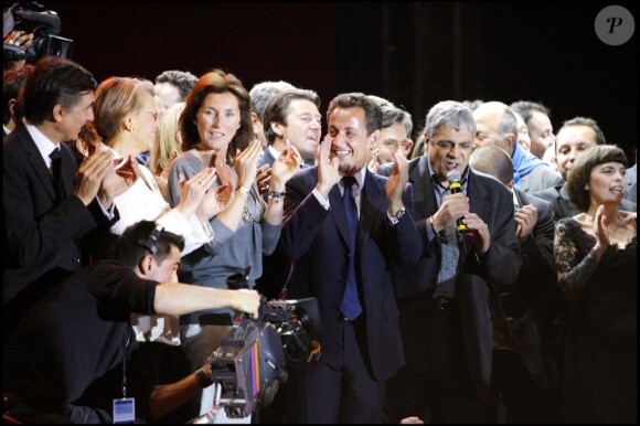 Enrico Macias fête la victoire de Nicolas Sarkozy à la présidentielle, entouré de ce dernier et de Philippe Douste-Blazy, Michèle Alliot-Marie, Cécilia Sarkozy, Christian Estrosi, François Fillon et Mireille Mathieu, à Paris le 6 mai 2007.