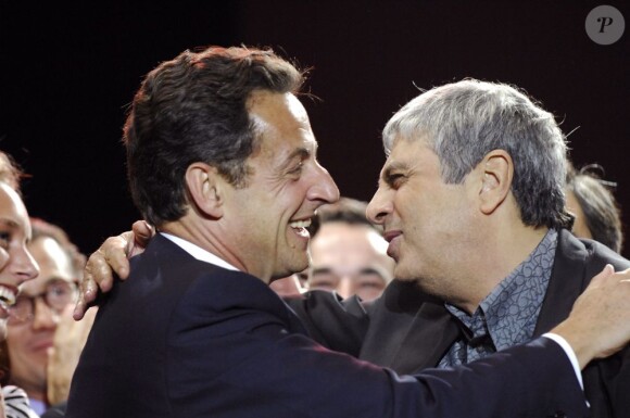 Nicolas Sarkozy et Enrico Macias à Paris, le 6 mai 2007.