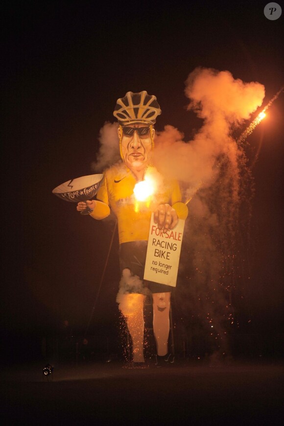 L'effigie de Lance Armstrong a été brûlée par l'Edenbridge Bonfire Society, le 3 novembre 2012 dans le Kent