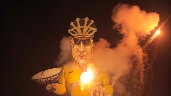 Lance Armstrong : Conduit au bûcher et brûlé en place publique