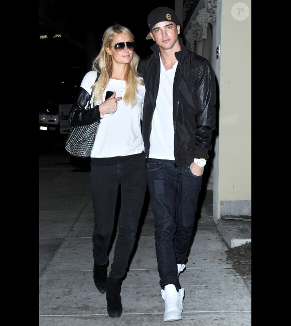 Paris Hilton et son amoureux River Viiperi vont dîner au restaurant Guy-Kaku, le 5 novembre 2012 à Los Angeles
