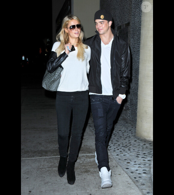 Paris Hilton et son compagnon le beau River Viiperi vont dîner au restaurant Guy-Kaku, le 5 novembre 2012 à Los Angeles