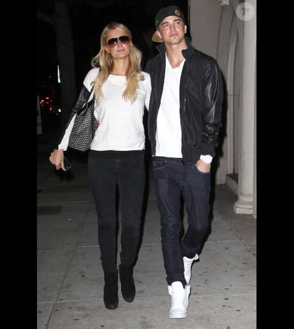 La jolie Paris Hilton et son compagnon River Viiperi vont dîner au restaurant Guy-Kaku, le 5 novembre 2012 à Los Angeles