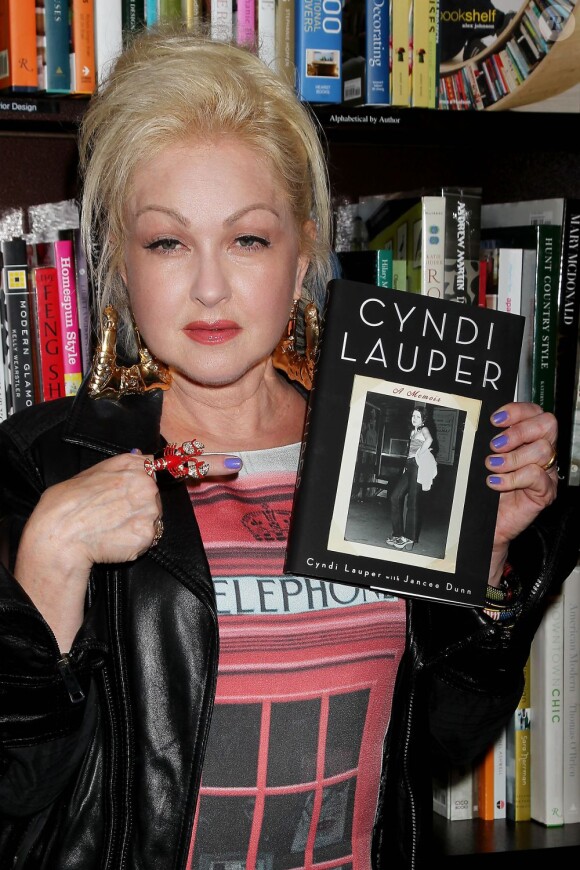 Cyndi Lauper présente ses mémoires dans une librairie de New York, le 18 septembre 2012.