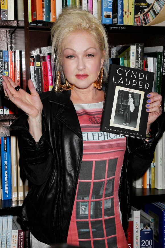 Cyndi Lauper présente ses mémoires dans une librairie de New York, le 18 septembre 2012.