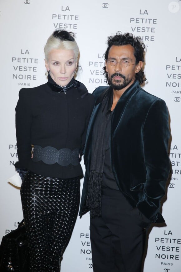 Daphne Guinness et Haider Ackermann arrivent à la soirée Chanel pour l'exposition La Petite Veste Noire le 8 novembre 2012 à Paris.