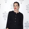 Très en beauté, Charlotte Casiraghi arrive à la soirée Chanel pour l'exposition La Petite Veste Noire le 8 novembre 2012 à Paris.