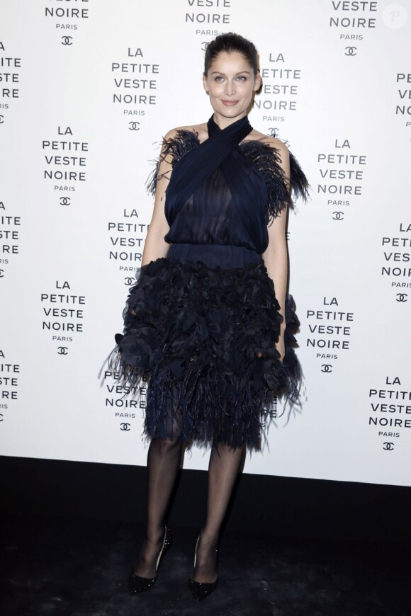 La renversante Laetitia Casta arrive à la soirée Chanel pour l'exposition La Petite Veste Noire le 8 novembre 2012 à Paris.