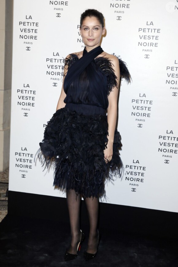 Laetitia Casta arrive à la soirée Chanel pour l'exposition La Petite Veste Noire le 8 novembre 2012 à Paris.