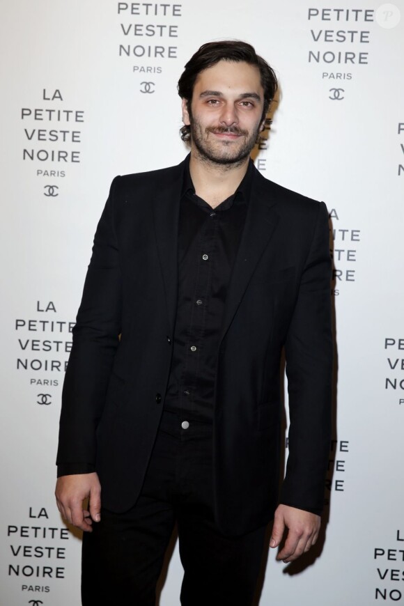 Pio Marmai arrive à la soirée Chanel pour l'exposition La Petite Veste Noire le 8 novembre 2012 à Paris.