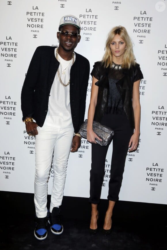 Theophilus London et Anja Rubik arrivent à la soirée Chanel pour l'exposition La Petite Veste Noire le 8 novembre 2012 à Paris.