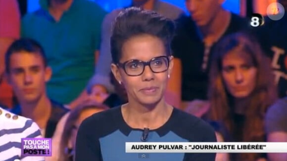 Audrey Pulvar et Enora Malagré partageant un baiser sur le plateau de "Touche pas à mon poste" le 8 novembre 2012.