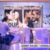 Audrey Pulvar et Enora Malagré partageant un baiser sur le plateau de "Touche pas à mon poste" le 8 novembre 2012.
