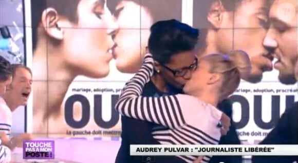 Audrey Pulvar et Enora Malagré partageant un baiser sur le plateau de "Touche pas à mon poste" le 8 novembre 2012.