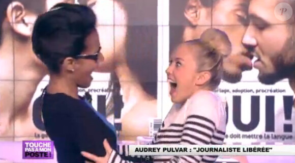 Audrey Pulvar et Enora Malagré partageant un baiser sur le plateau de "Touche pas à mon poste" le 8 novembre 2012.