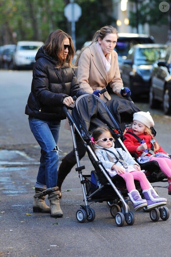 Sarah Jessica Parker entourée de sa nounou et ses filles Marion Loretta et Tabitha Hodge à New York le 9 novembre 2012.