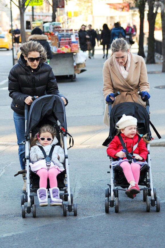 Sarah Jessica Parker affronte le froid avec sa nounou et ses filles Marion Loretta et Tabitha Hodge à New York le 9 novembre 2012.