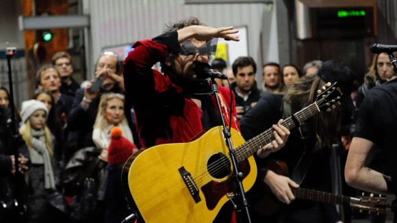 -M- : Concert surprise et dingue de Matthieu Chedid dans le métro à Paris