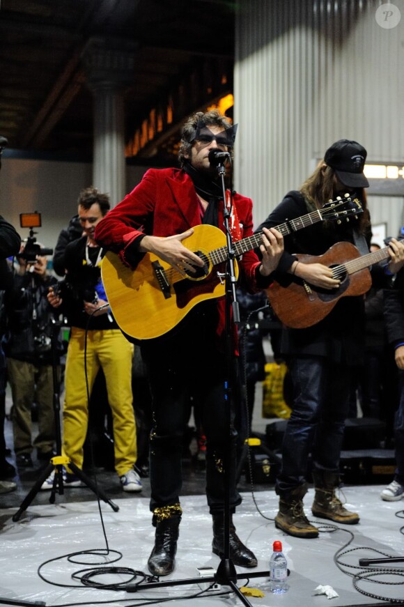 Matthieu Chedid, aka -M- a donné une concert surprise dans le métro parisien à la station Jaurès le 9 novembre 2012