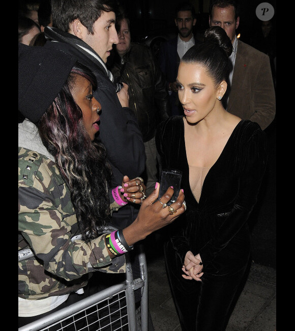 Kim Kardashian et une fan à la sortie du "Movida Nightclub" de Mayfair, le 9 novembre 2012.